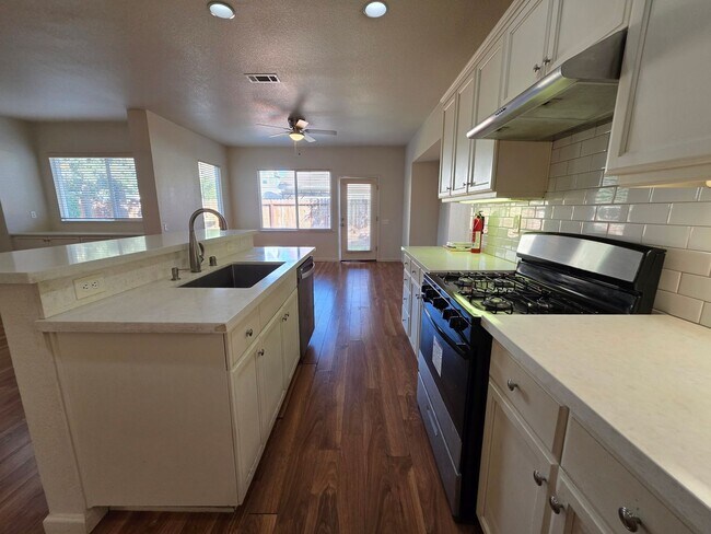 Building Photo - 4 bedroom in north Turlock!