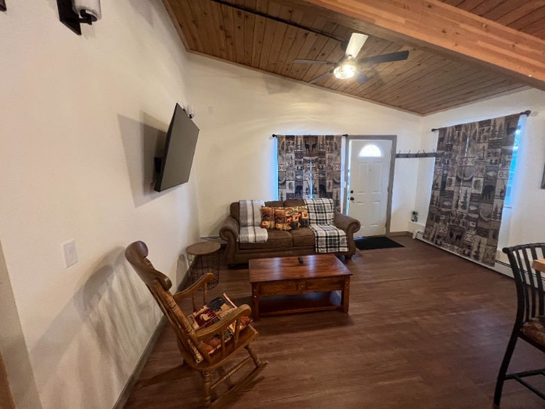 Primary Photo - 2301 Lincoln