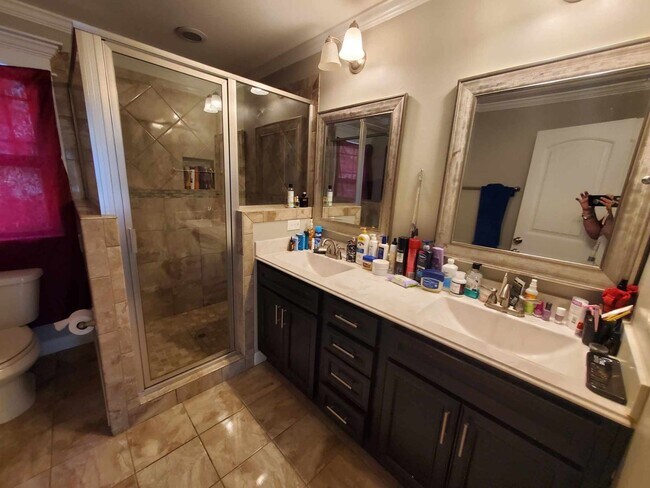 Building Photo - 4 bedroom available for move in August 1st...