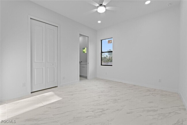 Building Photo - 567 Flamingo Ave S