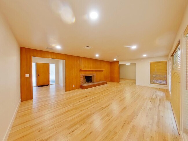 Building Photo - 3240 S Louis Ln
