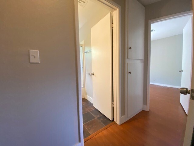 Building Photo - Charming 2-bedroom, 1-bath, 800 sq. ft. du...