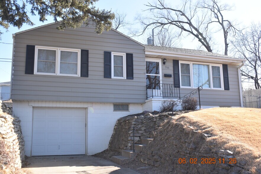 Building Photo - 711 S 68th Ave