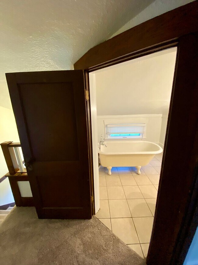 Building Photo - 15721 Main St E