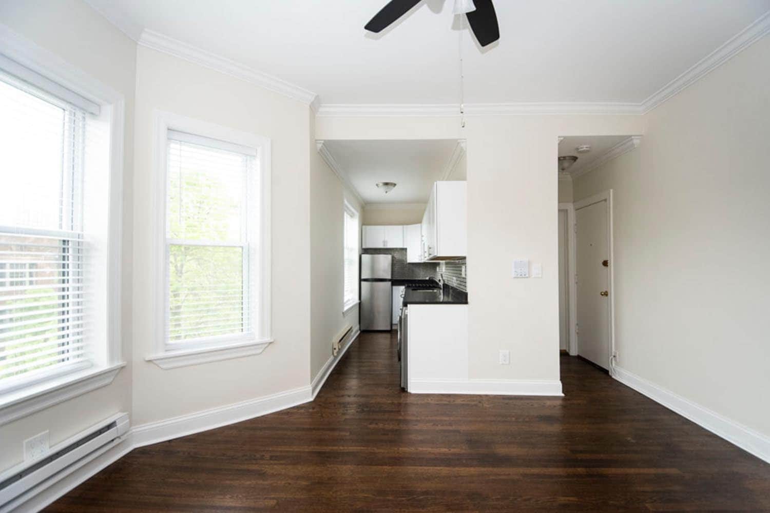 Building Photo - 917 W Waveland Ave