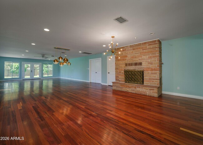 Building Photo - 121 W Orchid Ln