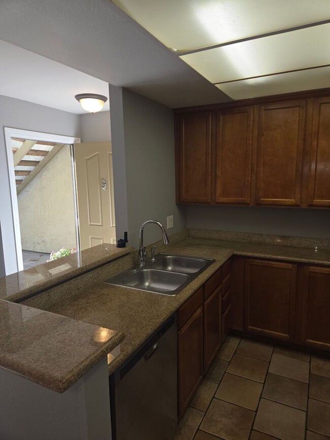 Building Photo - 2 Bedroom 1 Bathroom Condo