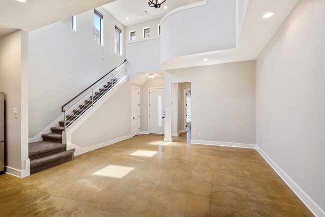 Building Photo - Stunning Modern Home in Desirable 78704 Ne...
