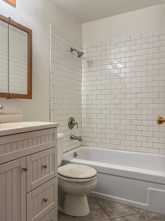 Building Photo - ONE MONTH FREE- Gresham 1 Bedroom Condo Available for Move In ! Call today