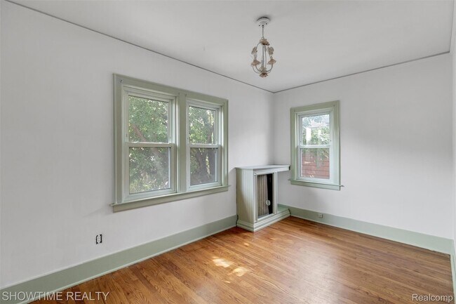 Building Photo - 2410 Yale Ave