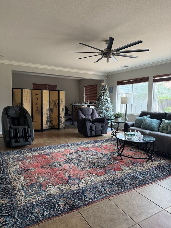 Building Photo - Gorgous 4 bedroom, 3 full bath home with pool