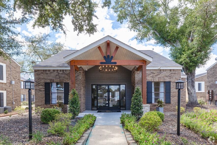 Primary Photo - Edgewater Pointe