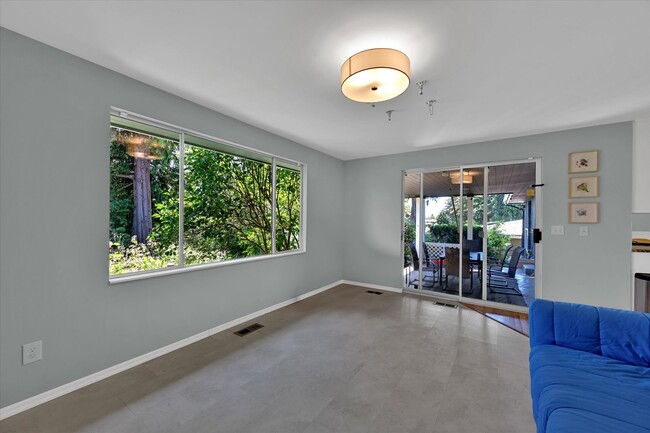 Building Photo - 7/1 Kent East Hill 4 bedroom rambler with ...