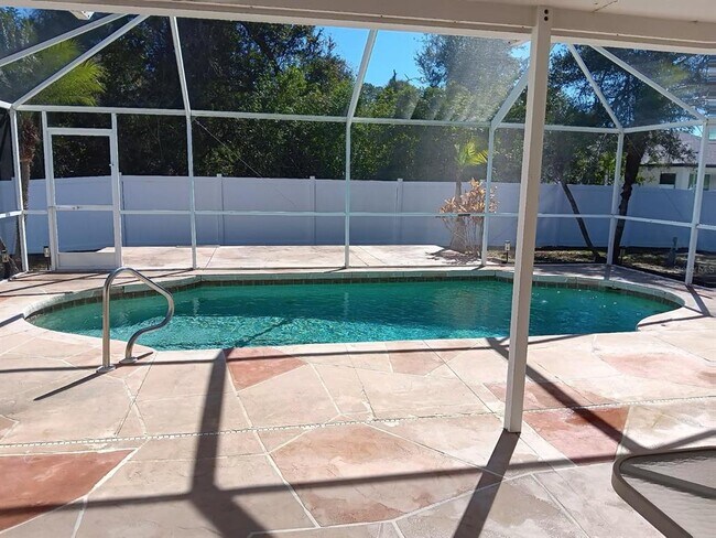 Building Photo - 4550 Fernway Dr