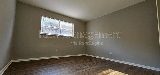 Building Photo - 3813 Briar Pl