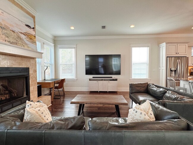 Building Photo - New, exclusive 3200 sq ft 4 bedroom/3.5bat...