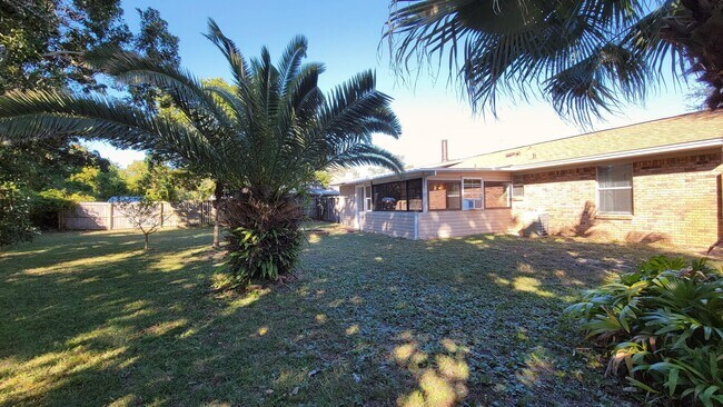 Building Photo - 1223 Redwood Ln