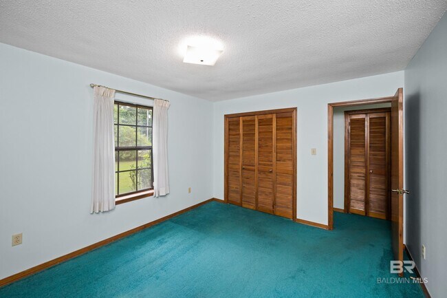 Building Photo - 18050 Steele Dr