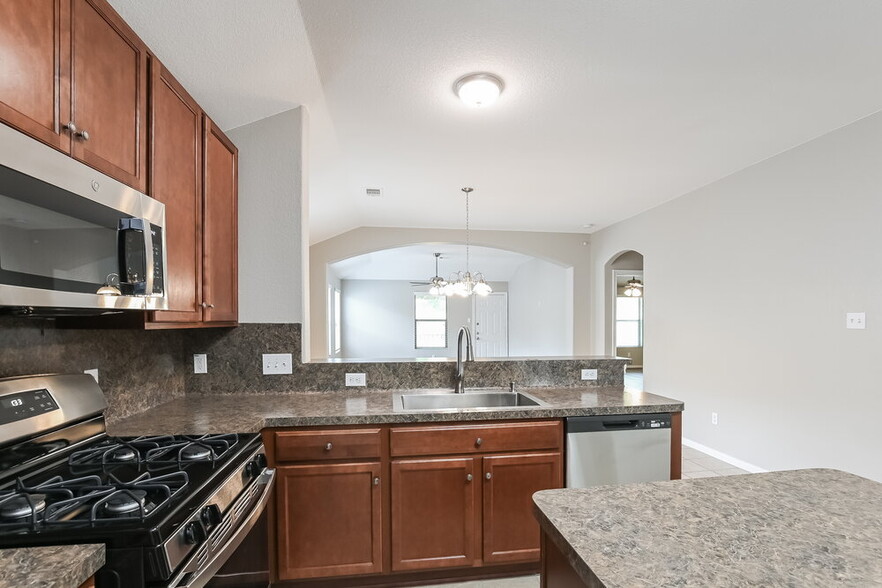 Building Photo - 376 Henry St