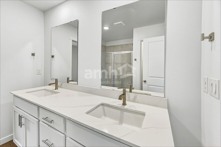 Building Photo - 8023 Verona Lp SW