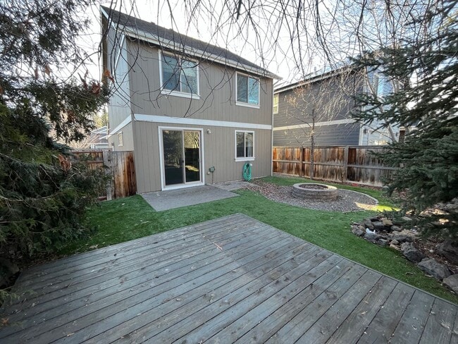 Building Photo - Quiet 3 Bed/2.5 Bath Home With Fenced Back...