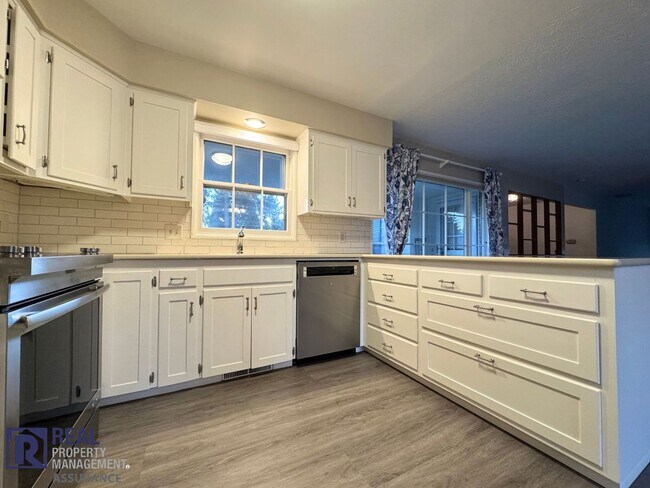 Building Photo - Charming 4 bedroom Rambler!