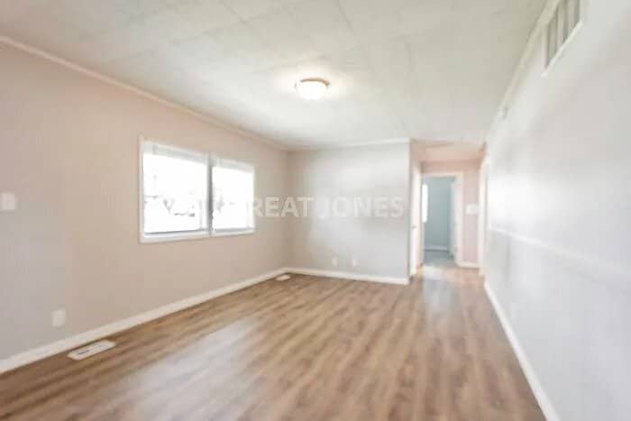 Building Photo - 121 Rose Ln