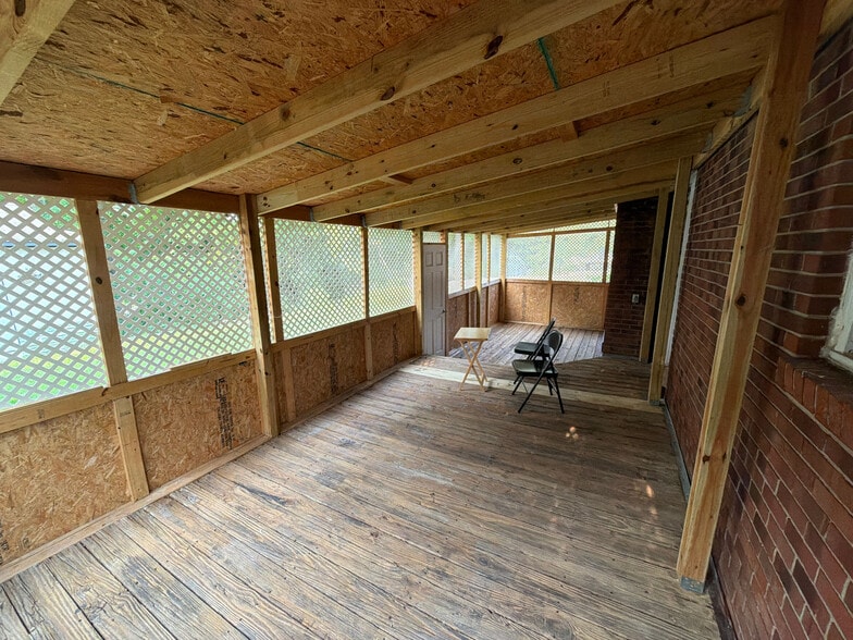 Building Photo - Room in House on Westfield St