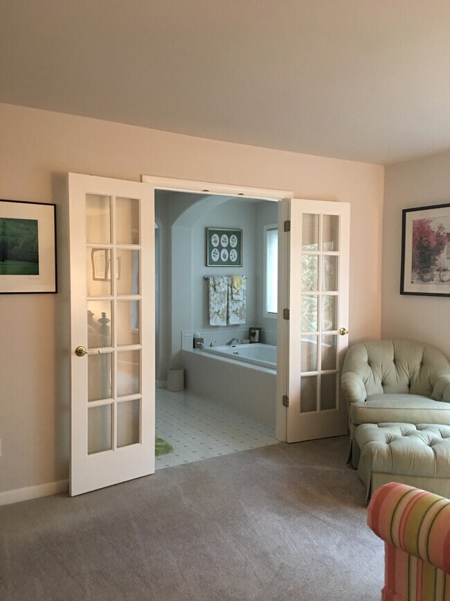 Building Photo - Beautiful 3 bedroom 2.5 Bath in North Corv...