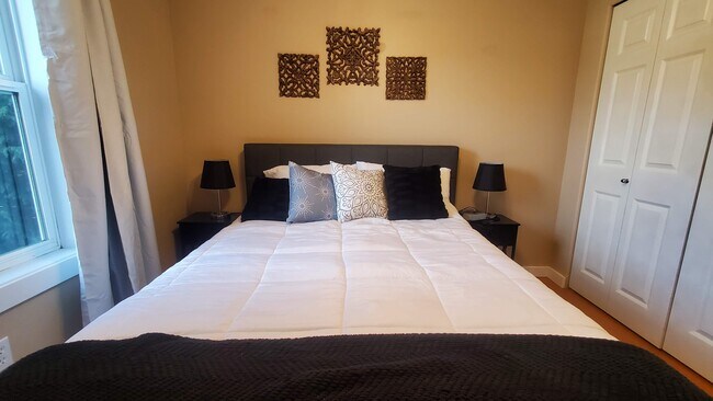 Firm Queen size bed - 21680 Seacrest Ave NE