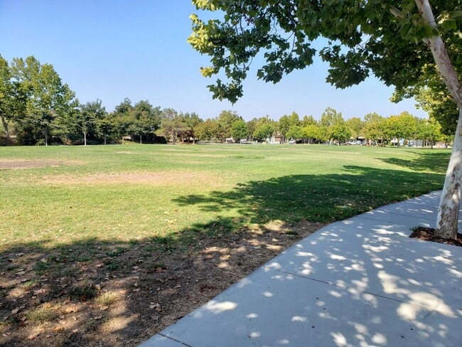 Building Photo - WillowGlen: Beautiful 3 Bedroom 3 Bathroom...