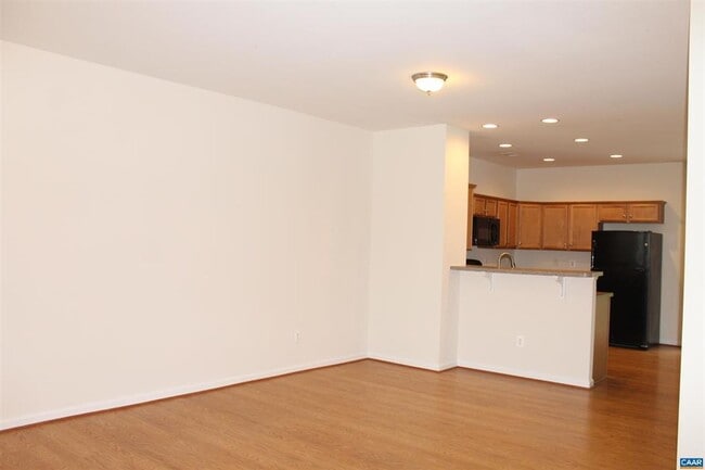 Building Photo - Two story townhouse w/ 3 bedrooms,2.5 baths
