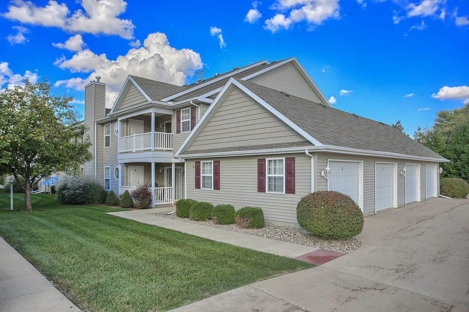 Building Photo - 703 N Prairie View Rd