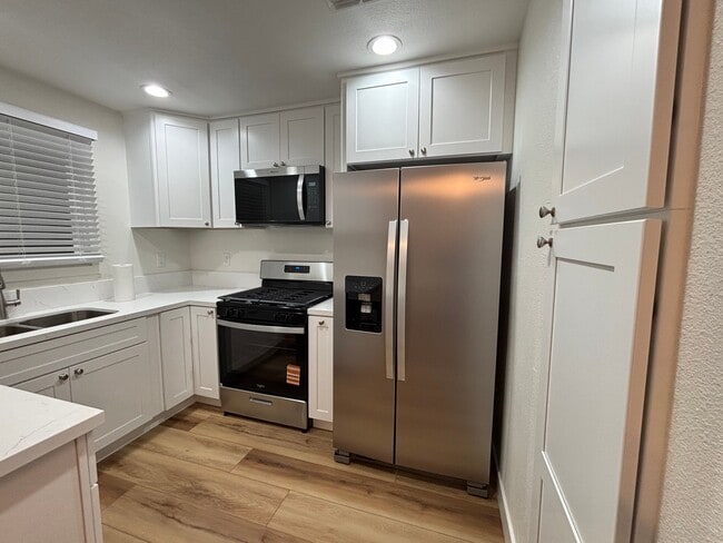 Building Photo - 532 Stewart Dr