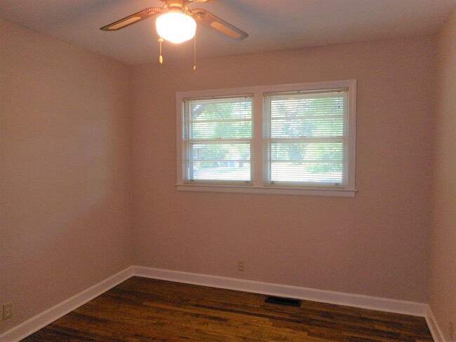 Building Photo - 3 Bedroom 2 Bath Brick Ranch Within 1 Bloc...