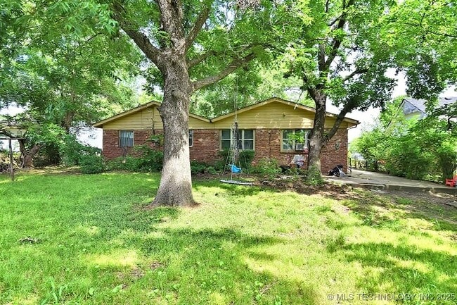 Building Photo - 513 N Village Pl