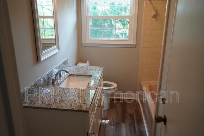 Building Photo - 622 Bedford Rd