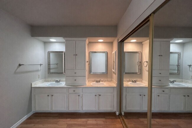 Building Photo - THIS is YOUR home, stunning 4/2 w/ AC, near Foothills