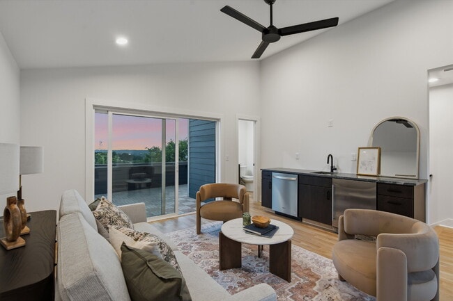 Building Photo - "Spacious 4-Bed, 4.5 bath, AMAZING views, fenced in yard