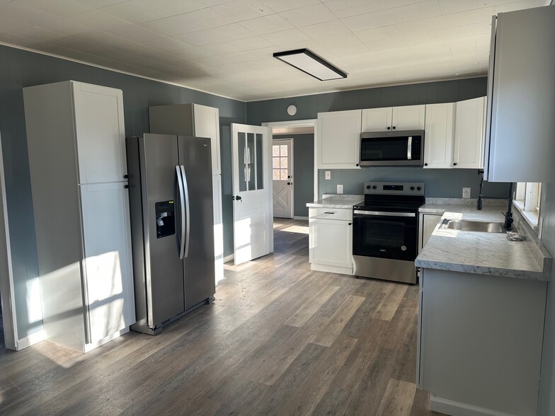 Kitchen & Dining Area - 1228 Meadowview Ave