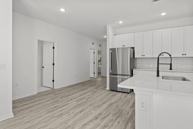 Building Photo - 548 Knapp St