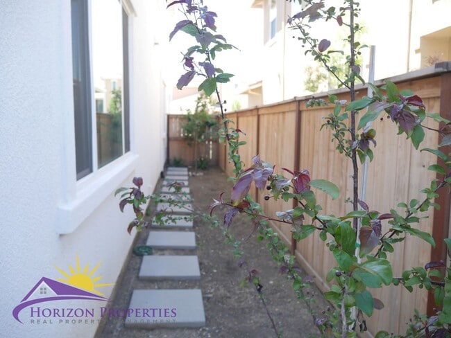 Building Photo - Modern Two-story 4 Bed 3.5 Bath 2,786 sqft...