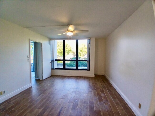 Building Photo - 5951 Wellesley Park Dr