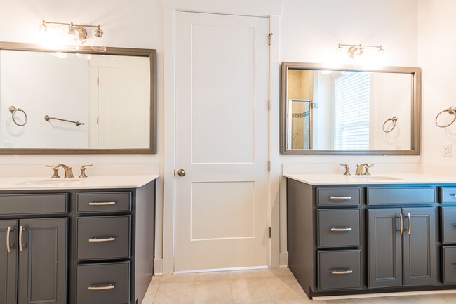 Building Photo - Gorgeous 4+ Bedroom Home in 12 Oaks