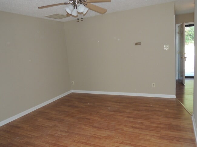 Building Photo - Charming 2-Bed, 2-Bath Townhouse in NW Kno...