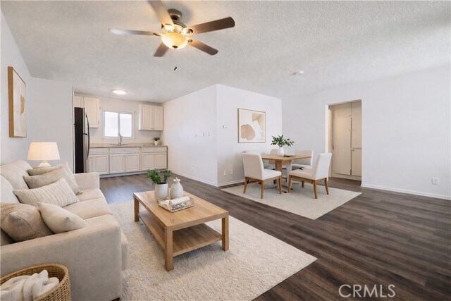 Building Photo - 685 E Vista Chino