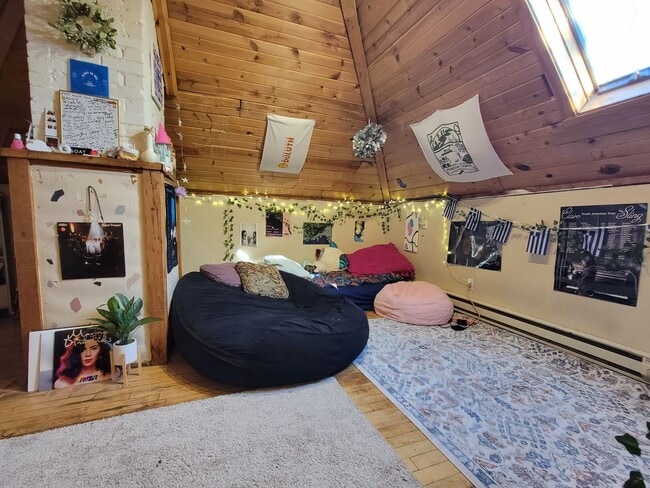 Building Photo - AVAILABLE JUNE - 6 Bed, 2 Bath Home Close to Campus!