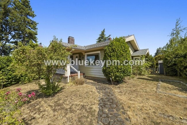 Building Photo - Fabulous Bungalow with 2 Beds, 1.5 Bathroo...