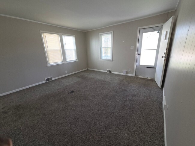 Building Photo - Cute 3 Bedroom Bungalow