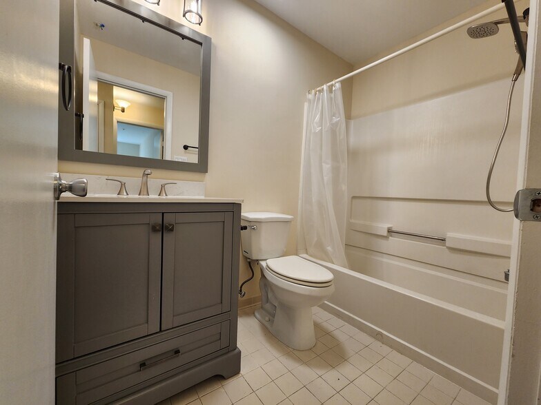 Hallway bath - 7908 Pearlbush Dr